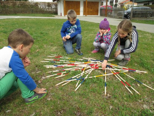 Juego de Mikado, la Versión Gigante del Juego Clásico, 25 Palos, 90 cm de Longitud, Fabricado con Madera Certificada FSC, en una Bolsa Resellable