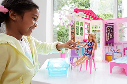 Barbie - Casa amueblada pleglable con cocina, piscina, dormitorio y lavabo con muñeca rubia (Mattel FXG55), Embalaje estándar