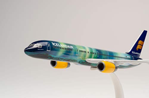 herpa 610735 – Boeing 757-200 Icelandair Hekla Aurora Wings Modelo de avión con Soporte, Modelo avión, construcción de maquetas, Modelos en Miniatura, Coleccionable, plástico, Snap Fit – Escala 1:200