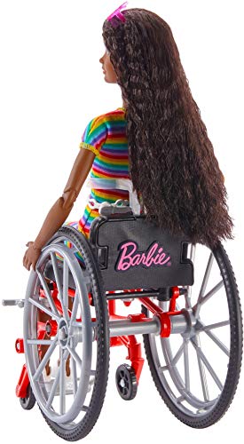 Barbie Fashionista Muñeca afroamericana con silla de ruedas, rampa y accesorios de moda (Mattel GRB94)