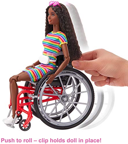 Barbie Fashionista Muñeca afroamericana con silla de ruedas, rampa y accesorios de moda (Mattel GRB94)