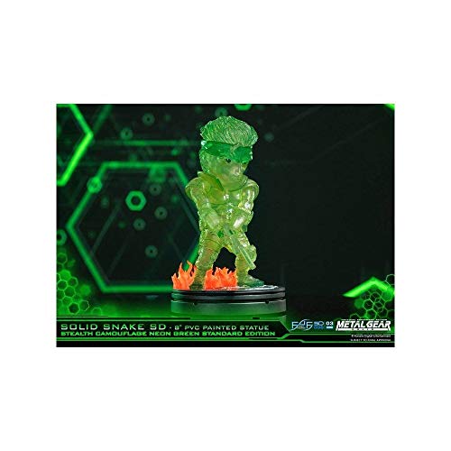 First4Figures MGSSSSDNGS Snake SD Stealth Camo. Figura Coleccionable de PVC Verde neón (Metal Gear sólido)