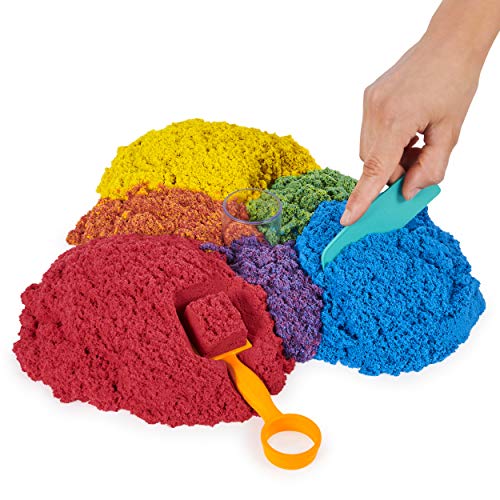 Kinetic Sand, Cubo de 2,72 kg con 3 Colores de Arena y 3 Herramientas para un Juego Creativo sin Fin, para niños a Partir de 3 años (Spin Master 6061096)