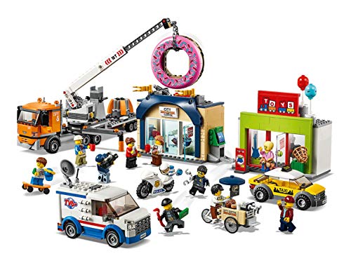 LEGO City Town - Inauguración de la Tienda de Dónuts Set de construcción con Tiendas de Juguete y Vehículos, Novedad 2019 (60233)