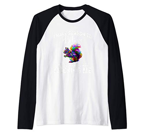 Tengo razones para creer que las ardillas se burlan de mí Camiseta Manga Raglan