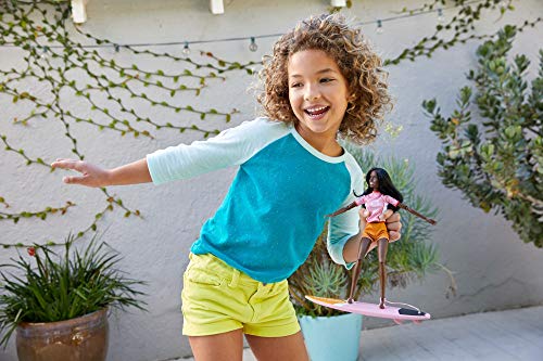 Barbie- Juegos Olímpicos Tokio 2020 muñeca surfista con uniforme de surf y con accesorios (Mattel GJL76) , color/modelo surtido