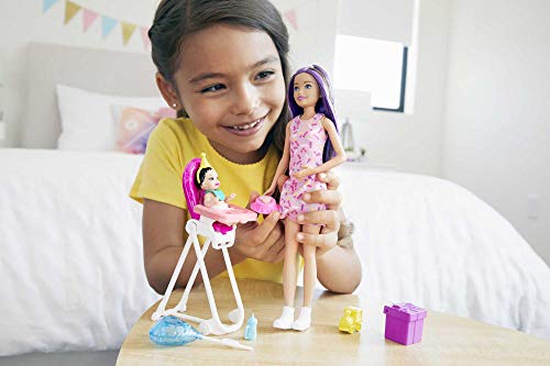 Barbie Skipper Muñeca canguro con vestido y bebé, con trona de niño de juguete y accesorios de cumpleaños (Mattel GRP40)