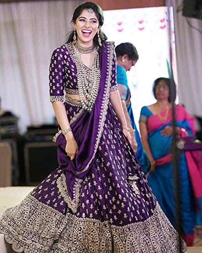 Purpul Designer Lehenga con bordado en oro