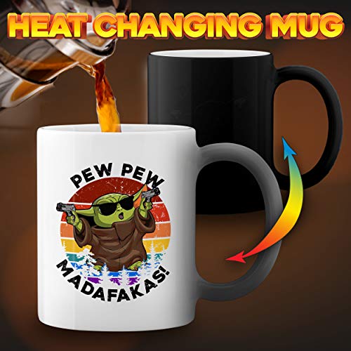 Pew Pew Madafakas Yoda With Gun Retro Taza de café negro mágico