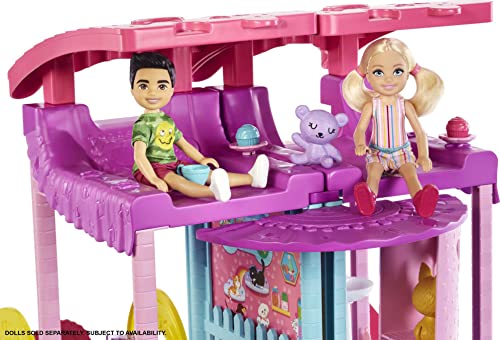 Barbie Casa de Muñecas y Parque de Juegos Chelsea - Ascensor y Piscina - 20+ Accesorios - Solo para Chelsea - 50,8 cm - Regalo para Niños de 3-7 Años