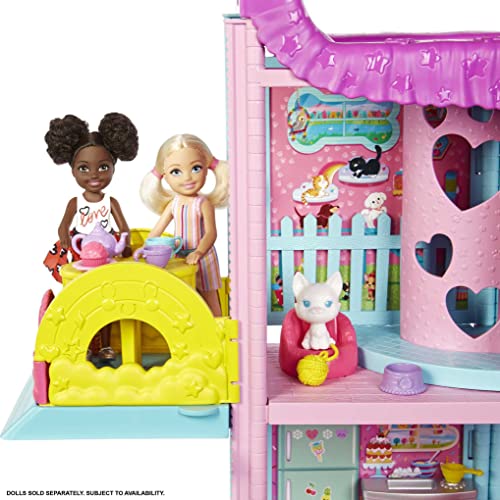 Barbie Casa de Muñecas y Parque de Juegos Chelsea - Ascensor y Piscina - 20+ Accesorios - Solo para Chelsea - 50,8 cm - Regalo para Niños de 3-7 Años