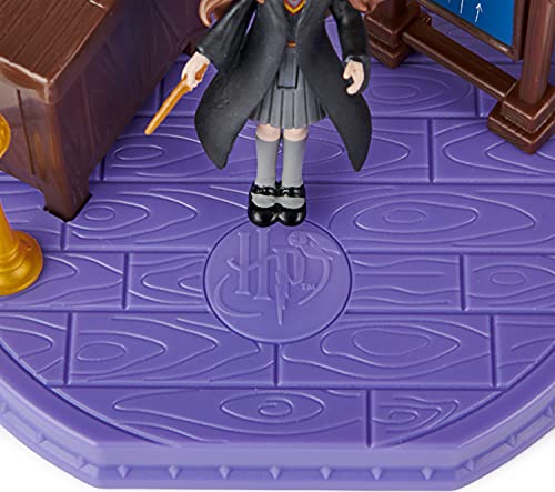 HARRY POTTER -WIZARDING WORLD- HARRY POTTER MAGICAL MINIS - Set Aula de Encantamientos con 1 muñeca Hermione Granger Exclusiva 8 cm y 3 Accesorios - 6061846 - Juguetes Niños 5 Años +