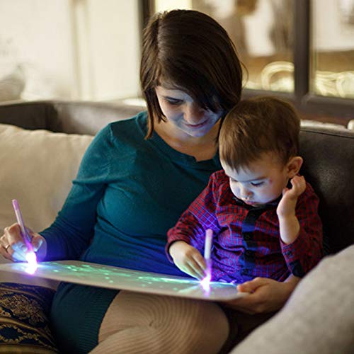 iLight Pizarra Infantil Mágica de Dibujo con Luz Real – Juego de Pintar para Niños y Niñas de 3 a 12 años que Fomenta la Creatividad – Incluye Tablero & 1 Bolígrafo de Luz & 3 Plantillas [Tamaño A3]