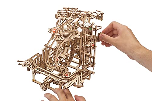 UGEARS Puzzle 3D de Circuito Canicas - Marble Run con Elevador Escalonado de 3 escalones y 10 canicas - Maqueta para Montar de Carrera de Canicas Escalonada - Maquetas para Construir para Adultos