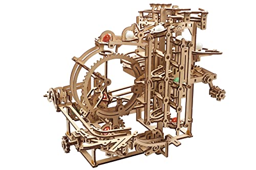 UGEARS Puzzle 3D de Circuito Canicas - Marble Run con Elevador Escalonado de 3 escalones y 10 canicas - Maqueta para Montar de Carrera de Canicas Escalonada - Maquetas para Construir para Adultos