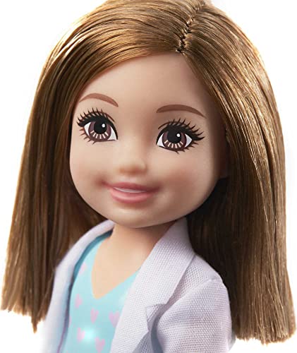 Barbie Chelsea Doctora Muñeca morena con accesorios de medicina de juguete, para niñas y niños +3 años (Mattel GTN88)