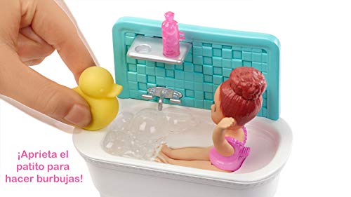 Barbie FXH05 Babysitters Inc Playset with Bathtub, Babysitting Skipper Small Toddler Doll with Button to Move Arms, Multicolour