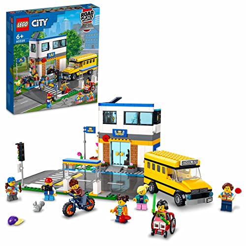 LEGO 60329 City Día de Colegio, Set con Autobús de Juguete, 2 Clases y Bases de Carretera para Niños y Niñas 6 Años