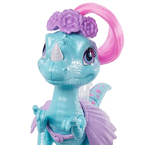 Cave Club Bebé con Dinosaurio, muñeca Pelo Azul con Mascota y Accesorios, Juguete para niñas y niños +4 años (Mattel GXP25)