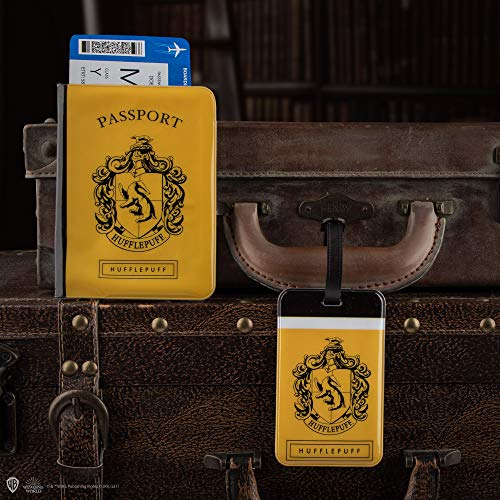 Cinereplicas Harry Potter - Etiqueta de equipaje y funda pasaporte Hufflepuff - Licencia Oficial