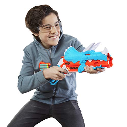 Lanzador Nerf DinoSquad Tricera-Blast, Carga de 3 Dardos con Apertura, 12 Dardos Nerf, Porta-Dardos, diseño de Dinosaurio Triceratops