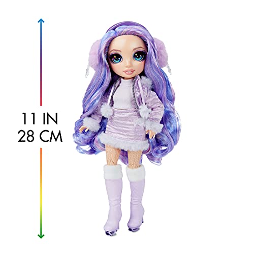 Rainbow High Winter Break Violet Willow-Muñeca de Moda Morada con 2 atuendos, Equipo de Nieve y Pedestal-Incluye esquís, Patines, Accesorios y más-Edad: 6+ años, Color (574804C3)