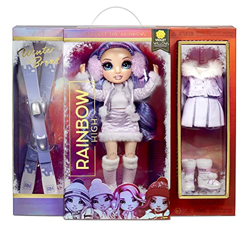 Rainbow High Winter Break Violet Willow-Muñeca de Moda Morada con 2 atuendos, Equipo de Nieve y Pedestal-Incluye esquís, Patines, Accesorios y más-Edad: 6+ años, Color (574804C3)