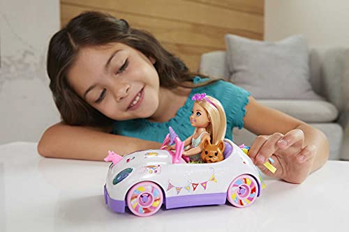 Barbie Chelsea con coche, muñeca con vehículo de juguete, mascota, pegatinas y accesorios de juguete (Mattel GXT41)