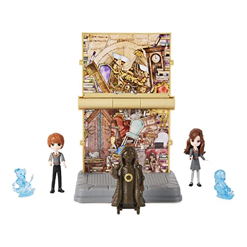 HARRY POTTER-WIZARDING WORLD - SALA DE LOS MENESTERES - Sala de los Menesteres Transformable 2 en 1 con 2 Figuras Harry Potter y 3 Accesorios -6063901- Juguetes Niños 5 Años +