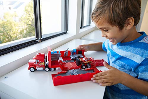 Matchbox Disney Cars 3 Mack Supercamión Transportador de Coches de Juguete, Color Surtido (Mattel FTT93) + Rayo McQueeen Dorado Coche de Juguete Personaje, Regalo para niños + 3 años