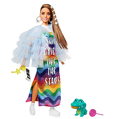 Barbie Extra Muñeca morena articulada con vestido arcoiris, accesorios de moda y mascota (Mattel GYJ78)