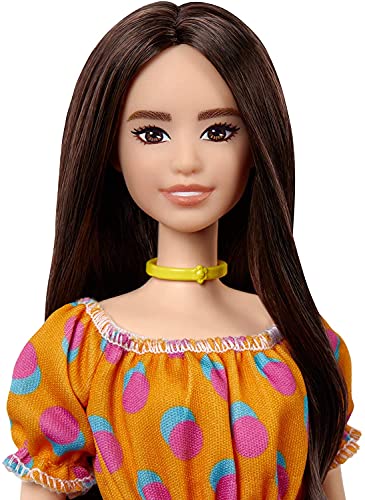 Barbie Fashionista Muñeca morena con vestido de lunares sin hombros y accesorios de moda (Mattel GRB52)