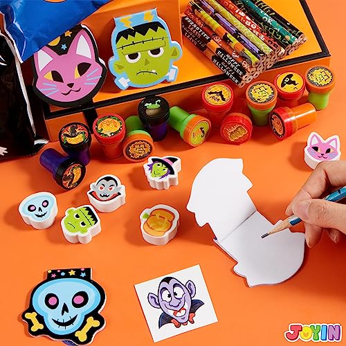 168 Pcs 24 Paquetes Set de Papelería Manualidades y Arte de Halloween, Regalo de Truco o Trato para Niños, Bolsa, Blocs de Botas, Sellos, Lápices, Pegatinas y Tatuajes Temporales