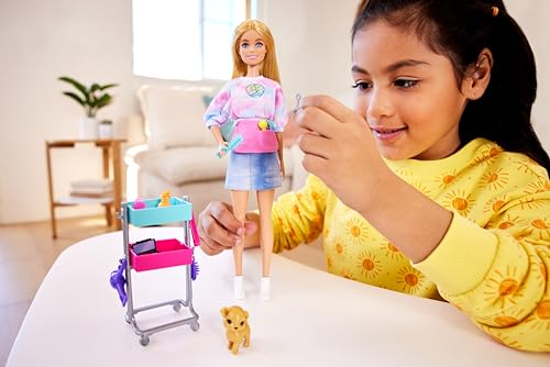 Barbie Cosa de Dos Malibú Estilista Muñeca rubia con accesorios de peluquería y maquillaje, juguete +3 años (Mattel HNK95)