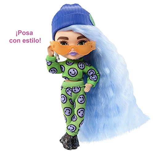 Barbie Extra Mini Muñeca pequeña articulada con pelo azul hielo, pelo largo y accesorios de moda de juguete (Mattel HGP65)