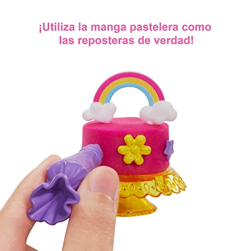 Barbie y su Pastelería Muñeca pelo fantasía con tienda, juego de plastilina y accesorios de juguete, regalo para niñas y niños +3 años (Mattel HGB73)