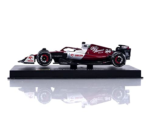 Bburago B18-38068Z Formula 1 Alfa Romeo F1 Team ORLEN C42 (2022) con Casco ZHOU Coche de Carreras Coleccionable a Escala 1:43, Colores Surtidos