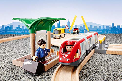 BRIO WORLD - Set circuito de tren y carretero de viajeros, Circuito de Tren con Accesorios, 33 Piezas, Edad 3+ Años