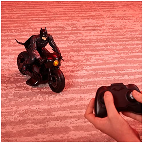 DC Comics, The Batcycle RC Rider Figura de acción, Estilo Oficial de película de Batman, Juguetes niñas a Partir de 4 años, Multicolor, 4.75 x 12 x 3.3 Inches (Spin Master 6060490)