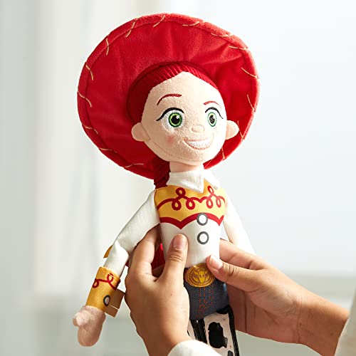 Disney Store Peluche Mediano de Jessie, Toy Story, Altura: 45 cm, Jessie de Peluche, Esta cantarina Vaquera se Mantiene de pie, con Detalles Bordados y un Acabado de Tacto Suave