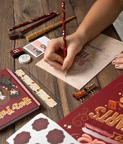 Harry Potter Set de Papelería, Juego Escritura Hogwarts, Incluye Cuaderno, Sobres, Papel, Pegatinas, Bolígrafo Varita, Clips, Goma, Sacapuntas, Caja, Regalos Harry Potter Niños y Adolescentes