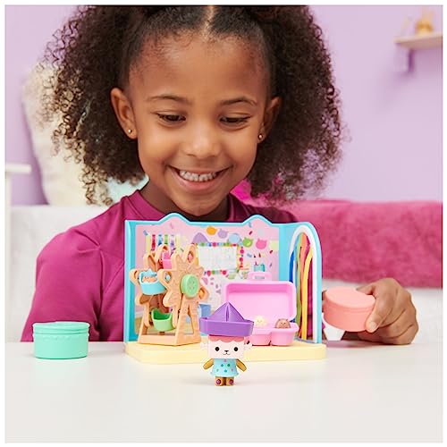 LA CASA DE MUÑECAS DE GABBY - SALA DE MANUALIDADES BEBÉ BOX con 1 Figura, 2 Accesorios, 2 Caja Sorpresa y 2 Muebles -6064151- Juguetes Niños 3 Años +