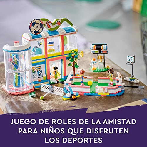 LEGO 41744 Friends Centro Deportivo con Juegos de Fútbol, Baloncesto, Tennis y Muro de Escalada, 4 Mini Muñecas, Juguete Heartlake City, Regalo de Reyes para Niñas y Niños de 8 Años o Más