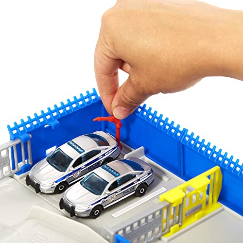 Matchbox Action Drivers Estación de policía Set de juego con pistas para coches de juguete con sonidos, incluye 1 vehículo y 1 helicóptero, +3 años (Mattel HHW22)