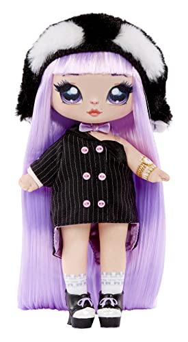 Na! Na! Na! Surprise Serie Cozy - ISLA WADDLES - Muñeca de peluche a la moda inspirada en un pingüino, con pelo morado, gorro, vestido y monedero con clip - para coleccionar, edad: 5 años, 119401EUC