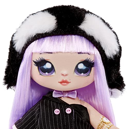 Na! Na! Na! Surprise Serie Cozy - ISLA WADDLES - Muñeca de peluche a la moda inspirada en un pingüino, con pelo morado, gorro, vestido y monedero con clip - para coleccionar, edad: 5 años, 119401EUC