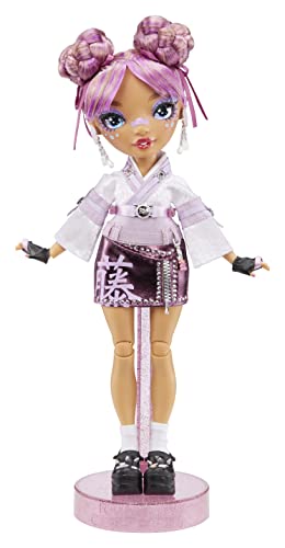 Rainbow High 578338 Muñeca de Moda, Incluye 2 Vestidos con Accesorios, para niños de 6 a 12 años, (MGA Entertainment 578338EUC), Lila Yamamoto