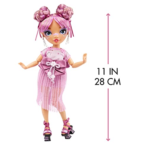 Rainbow High 578338 Muñeca de Moda, Incluye 2 Vestidos con Accesorios, para niños de 6 a 12 años, (MGA Entertainment 578338EUC), Lila Yamamoto