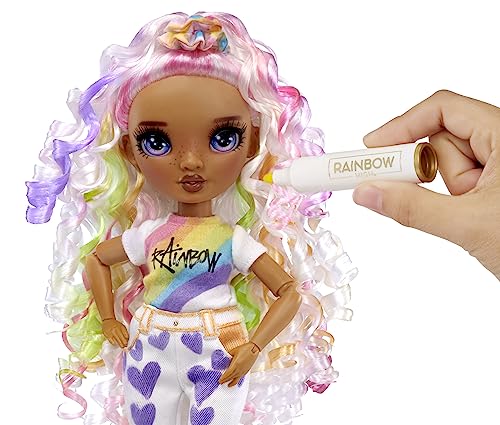 RAINBOW HIGH Colour & Create Muñeca Fashion DIY - Ojos morados, Pelo Rizado, Top y Zapatos Extra, rotuladores Lavables Arcoiris - Colorea, CREA, Juega, aclara y Repite - para niños y niñas de 4 a 12