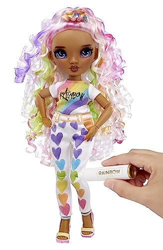 RAINBOW HIGH Colour & Create Muñeca Fashion DIY - Ojos morados, Pelo Rizado, Top y Zapatos Extra, rotuladores Lavables Arcoiris - Colorea, CREA, Juega, aclara y Repite - para niños y niñas de 4 a 12